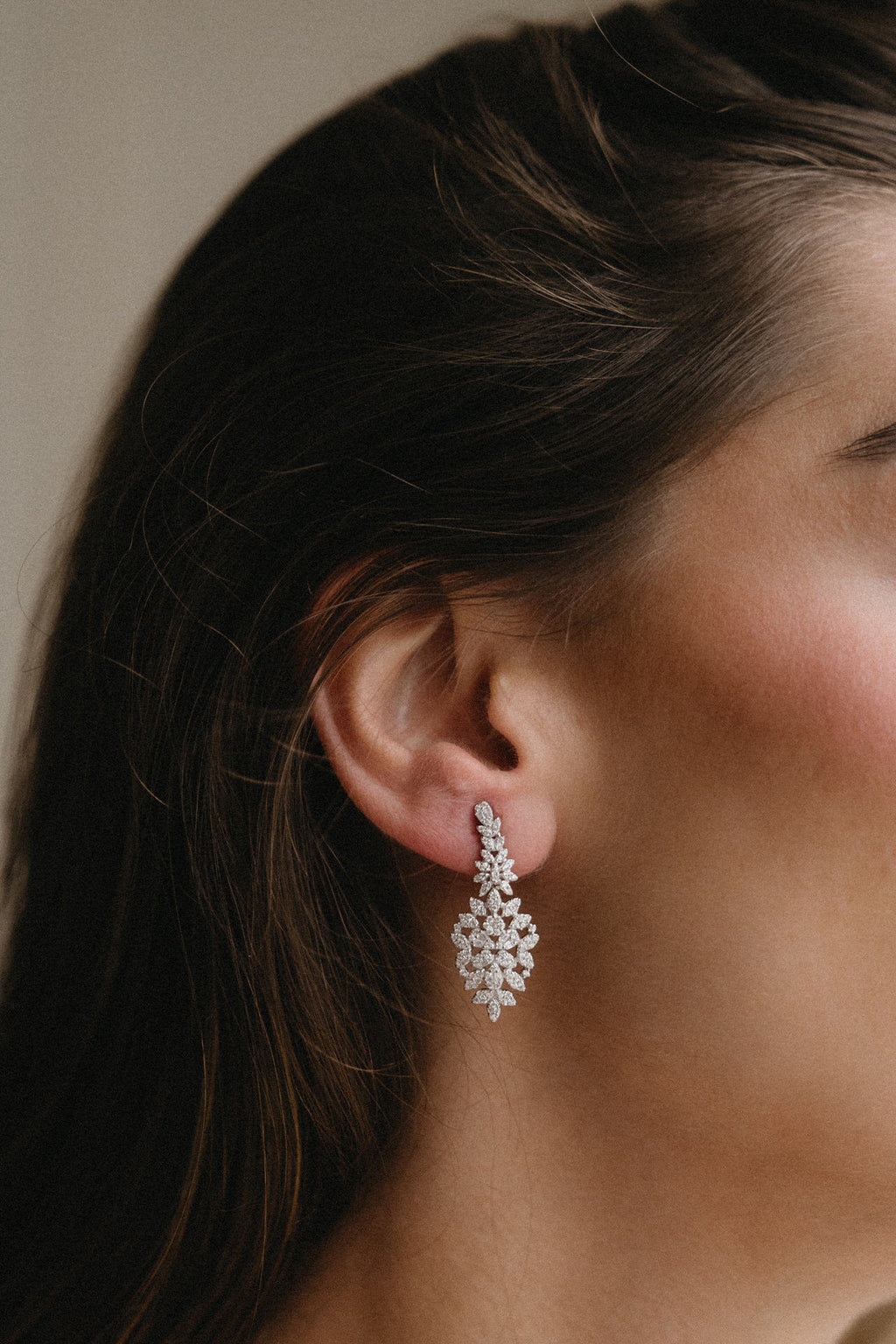Pendientes largos con diseño floral