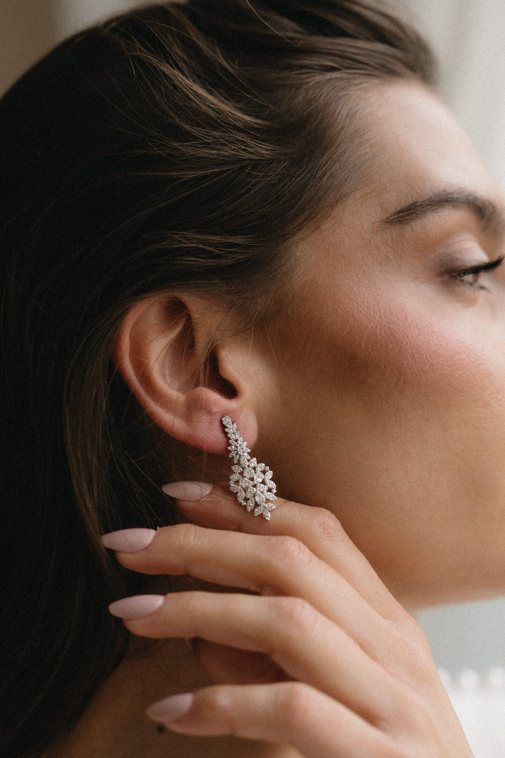 Pendientes largos con diseño floral
