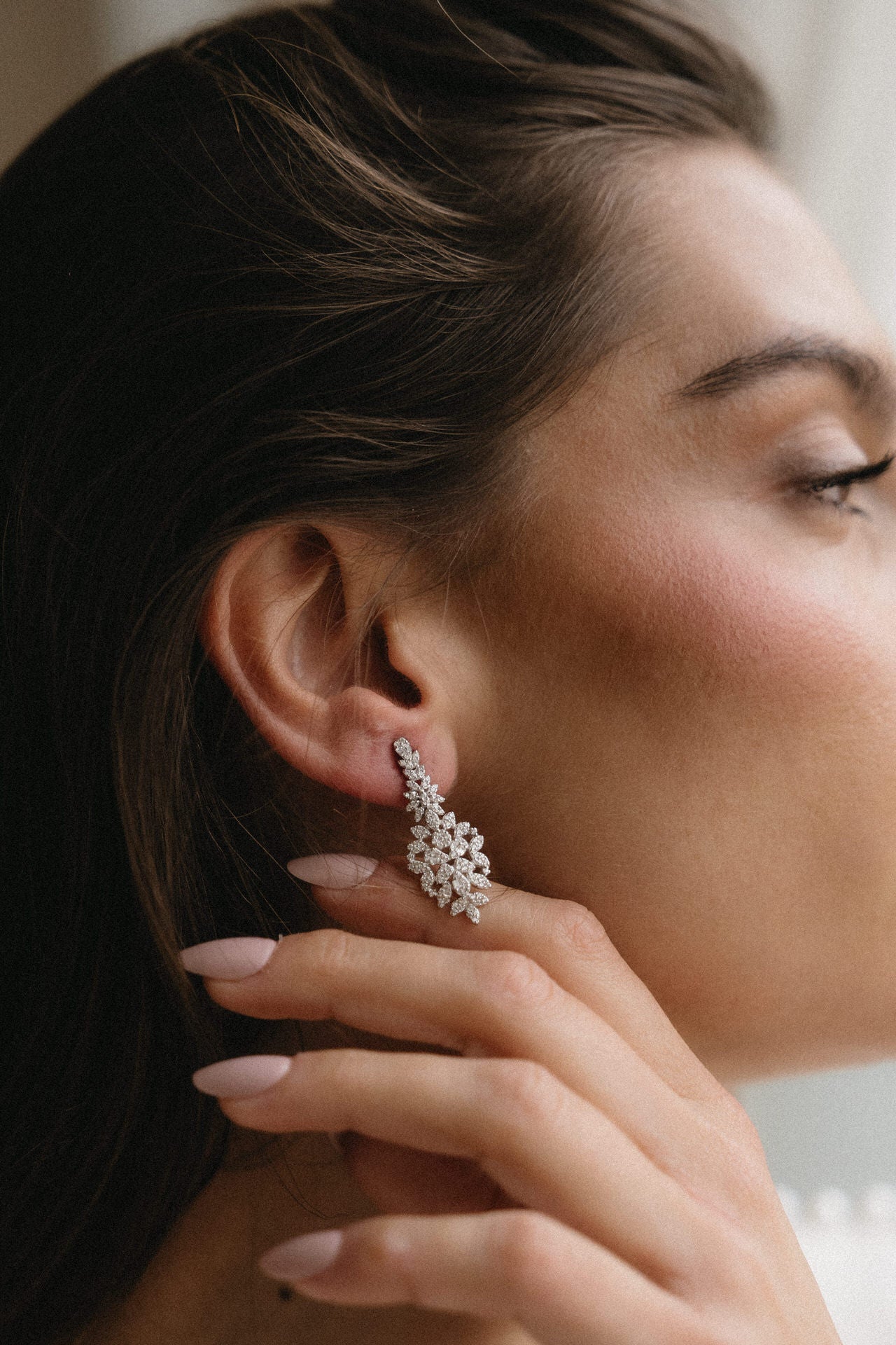 Pendientes largos con diseño floral