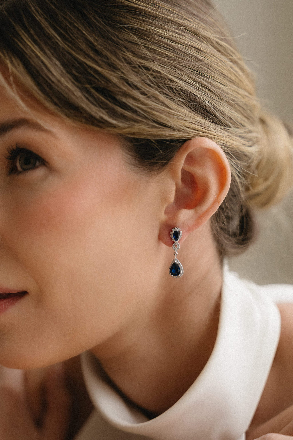 Pendientes azules con piedras brillantes