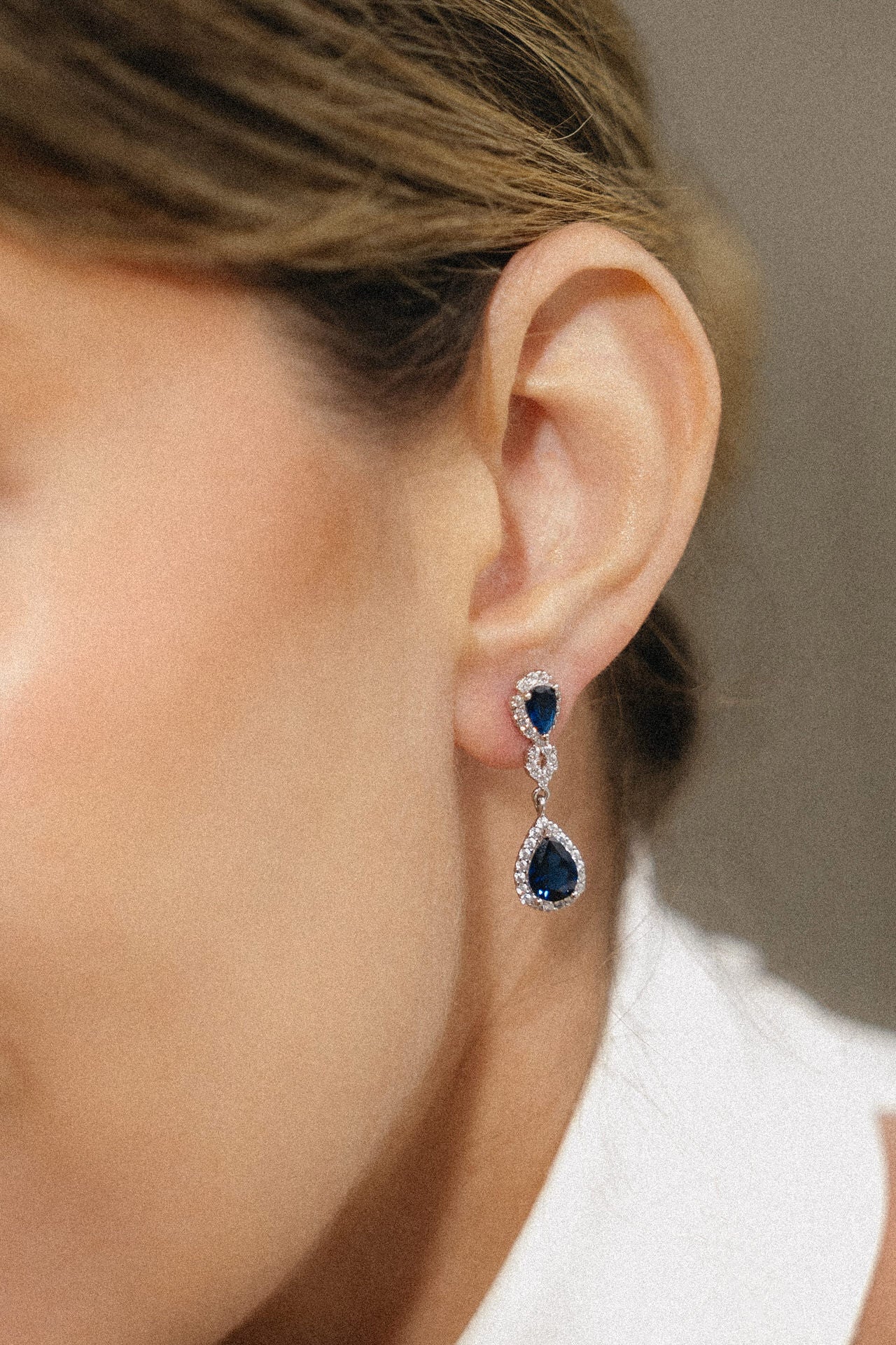 Pendientes azules con piedras brillantes