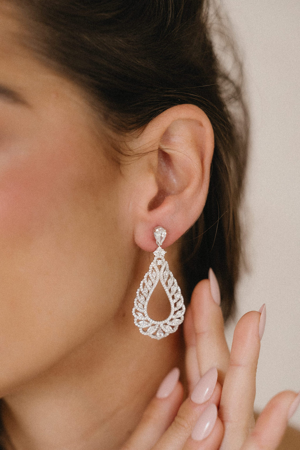 Pendientes largos en lágrima calada