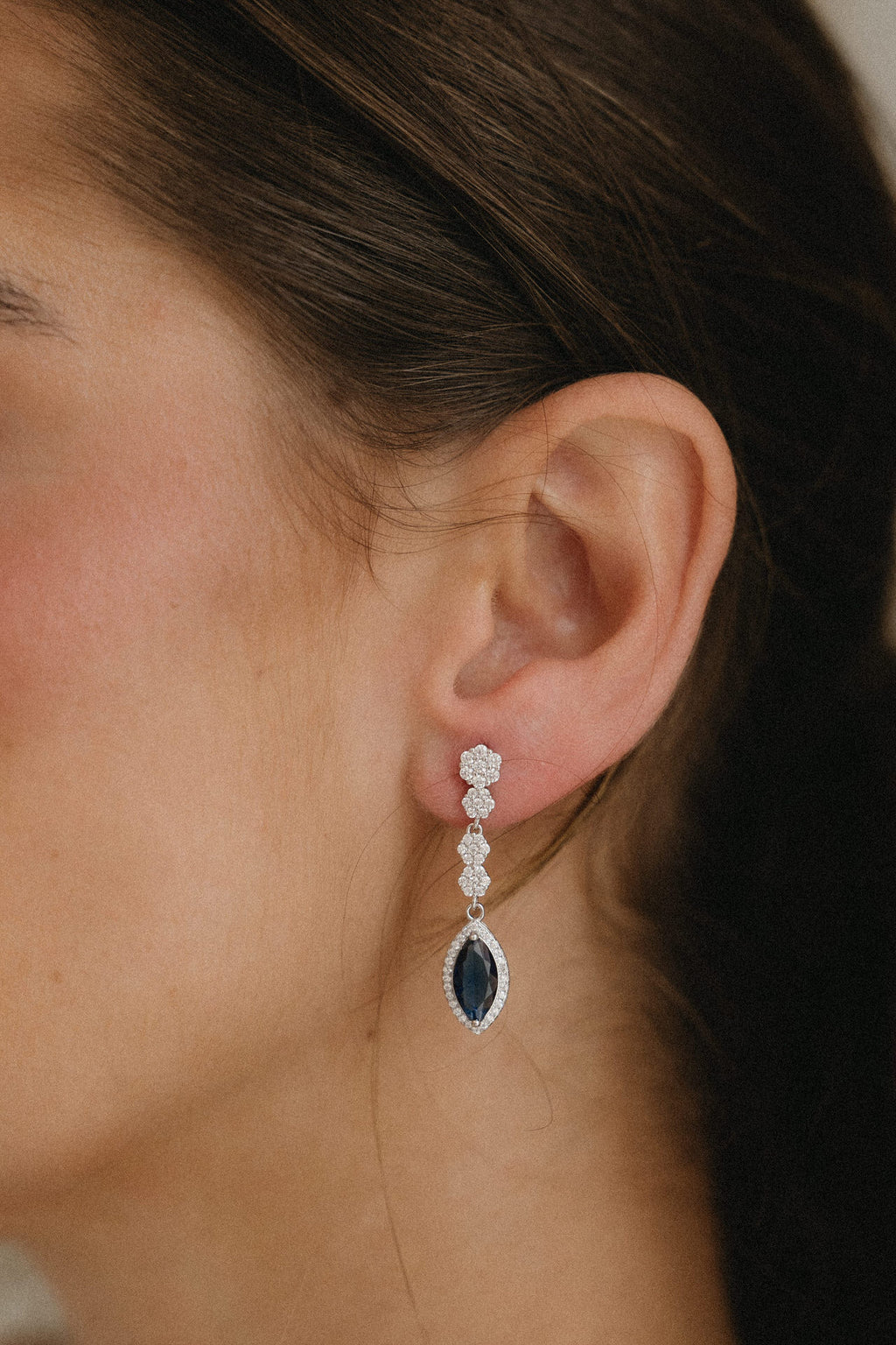 Pendientes largos con piedra azul y circonitas