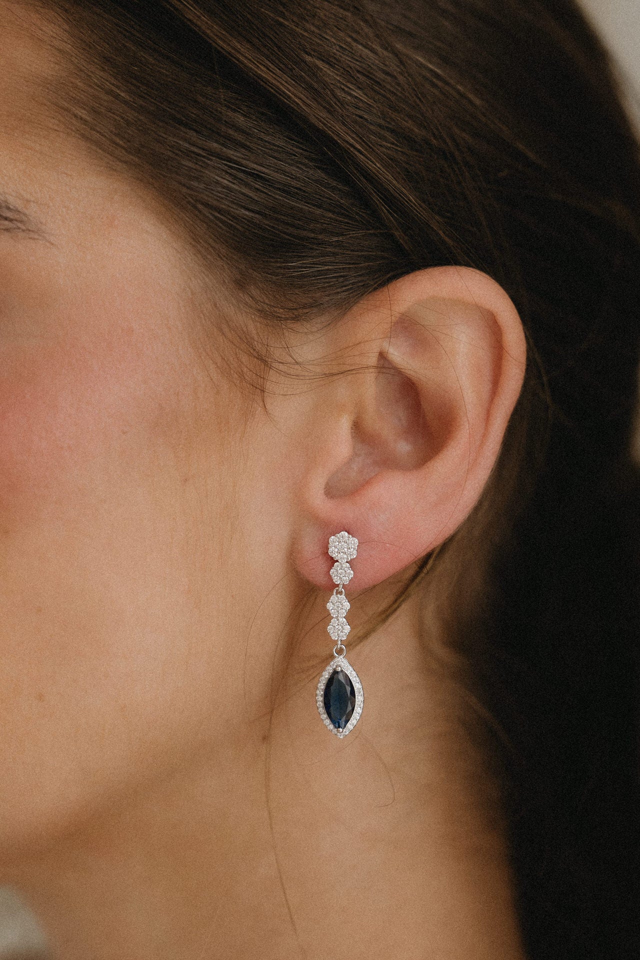 Pendientes largos con piedra azul y circonitas