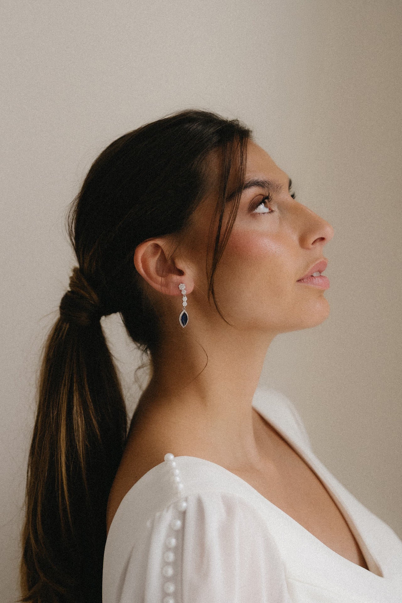 Pendientes largos con piedra azul y circonitas