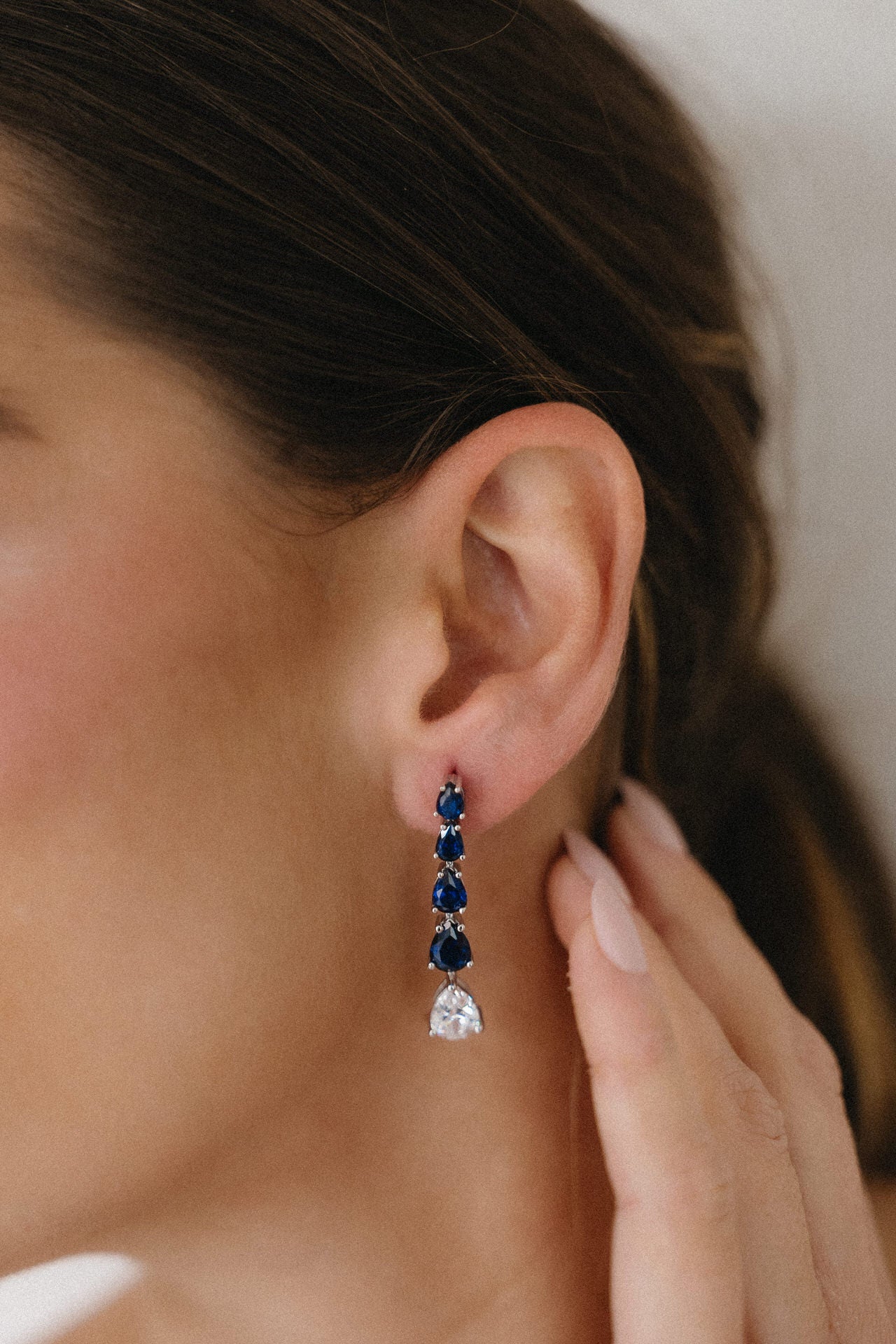 Pendientes azules largos con cristales en lágrima