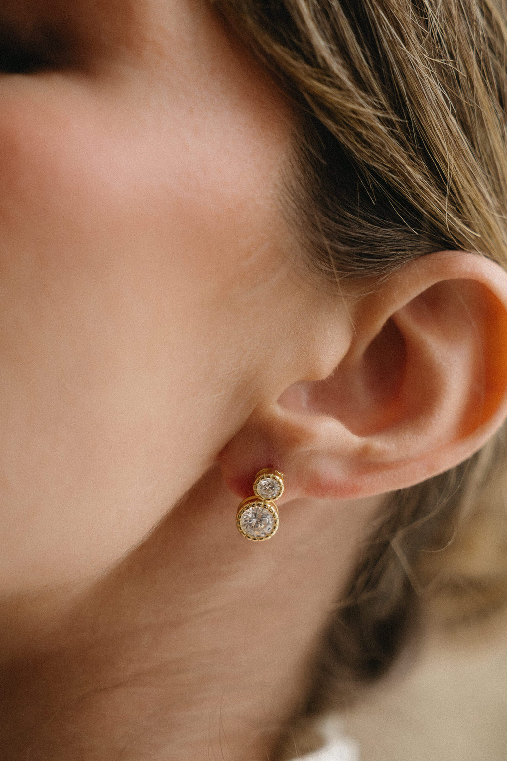 Pendientes pequeños dorados con cristal