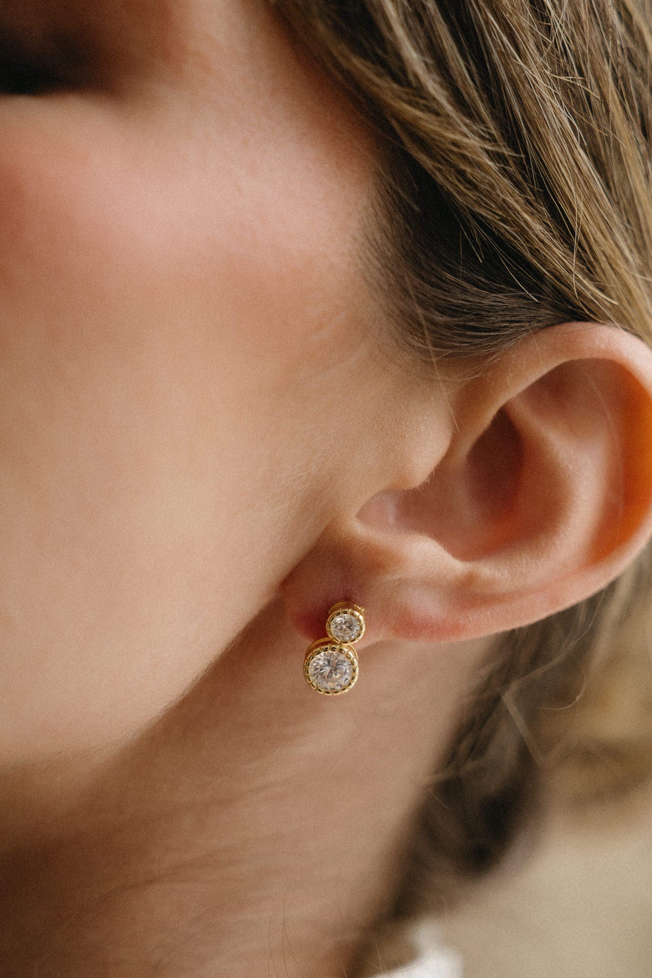 Pendientes pequeños dorados con cristal