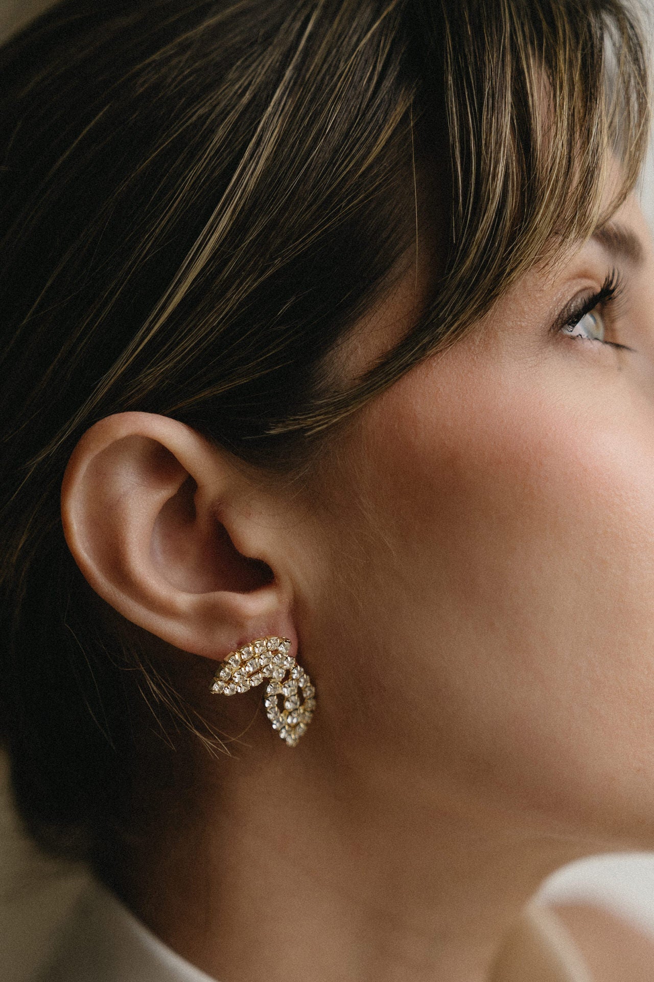 Pendientes dorados con diseño de hojas
