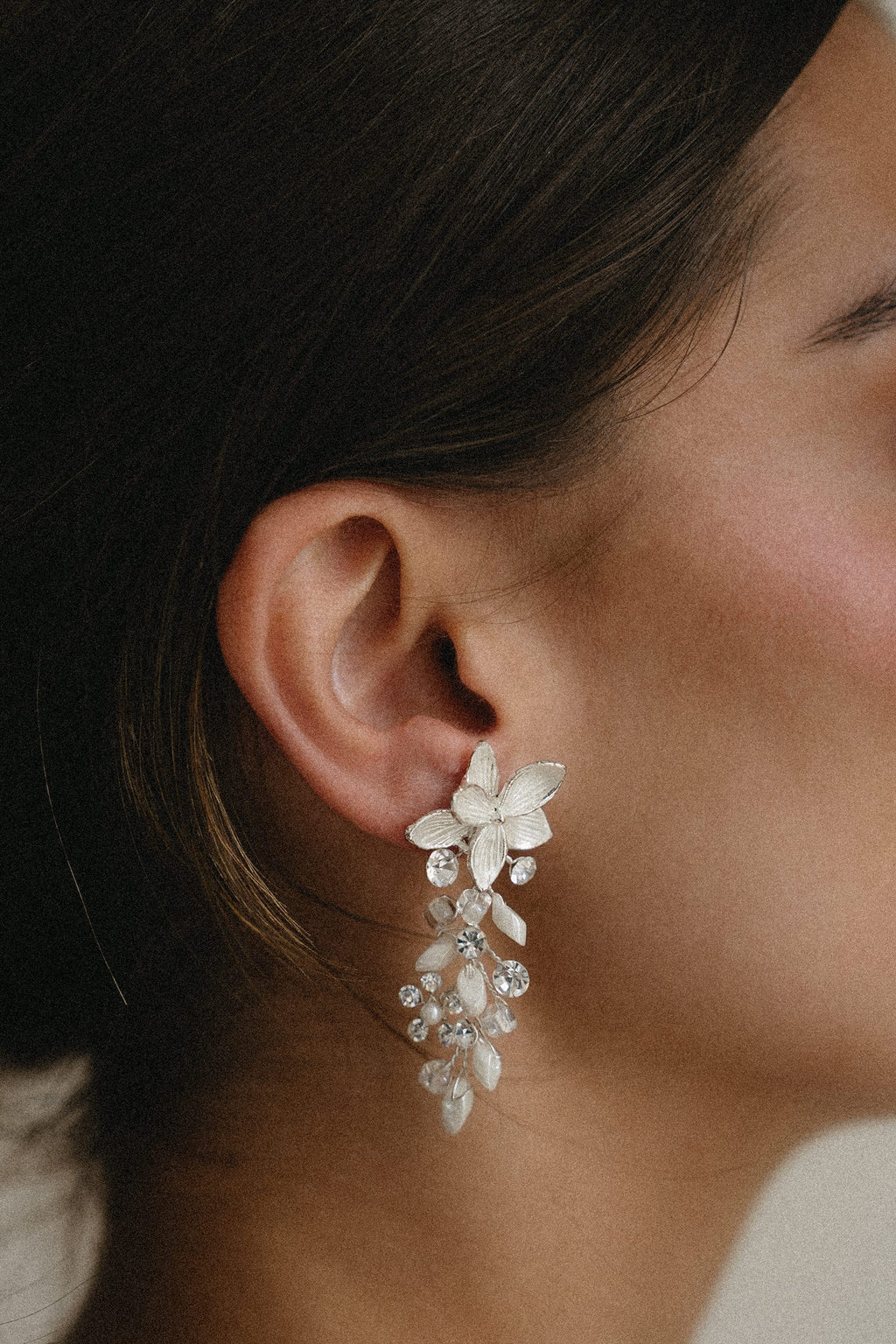 Pendientes largos con flor y cristales