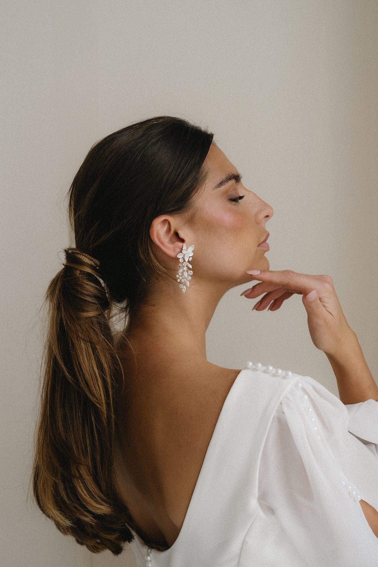 Pendientes largos con flor y cristales