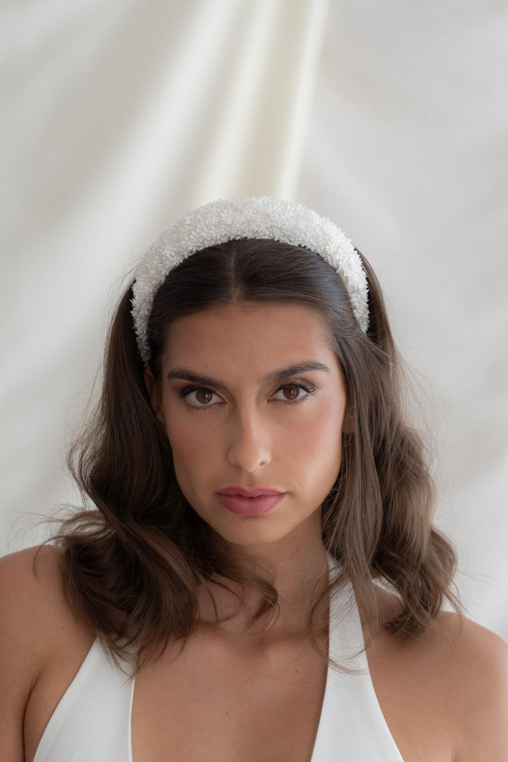 Diadema de novia floral en blanco