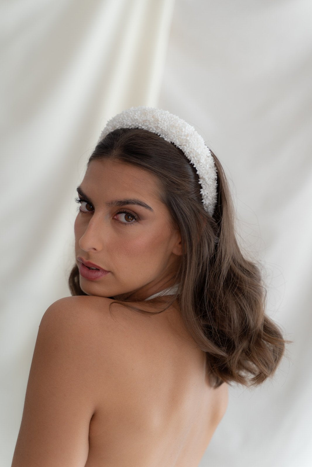 Diadema de novia floral en blanco