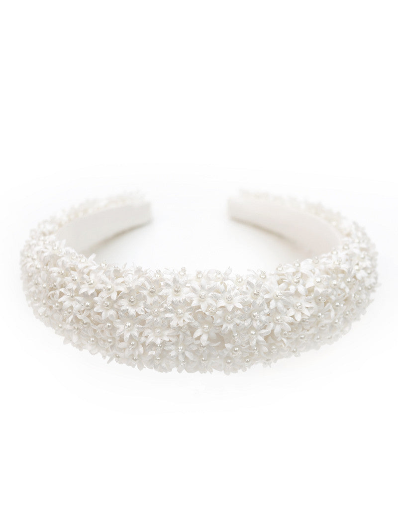 Diadema de novia floral en blanco