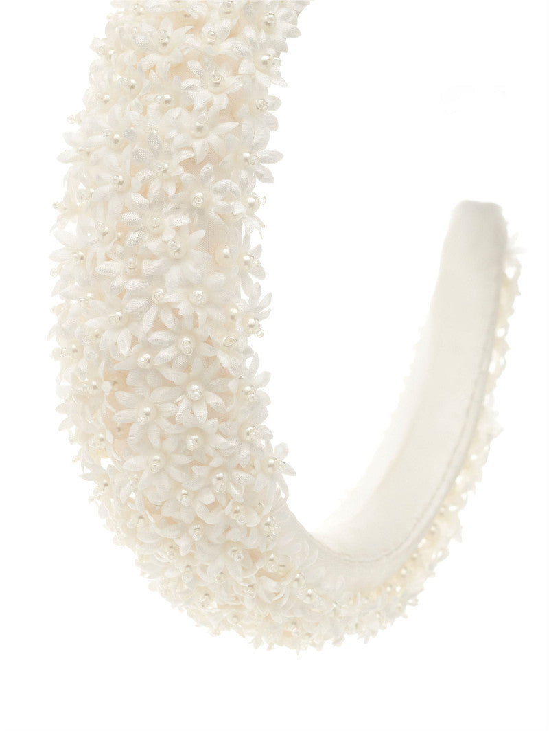 Diadema de novia floral en blanco
