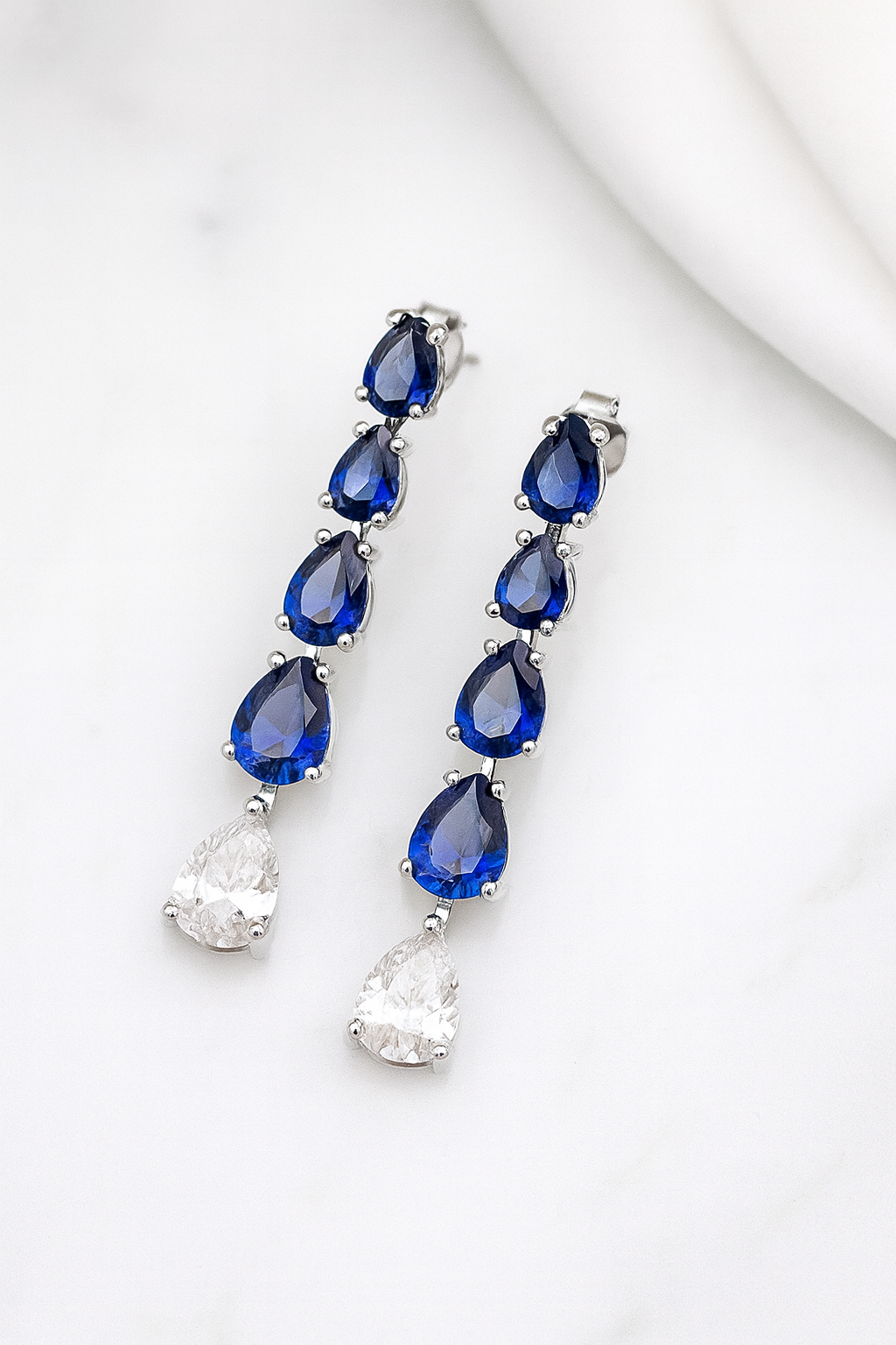 Pendientes de novia azules largos con cristales en lágrima