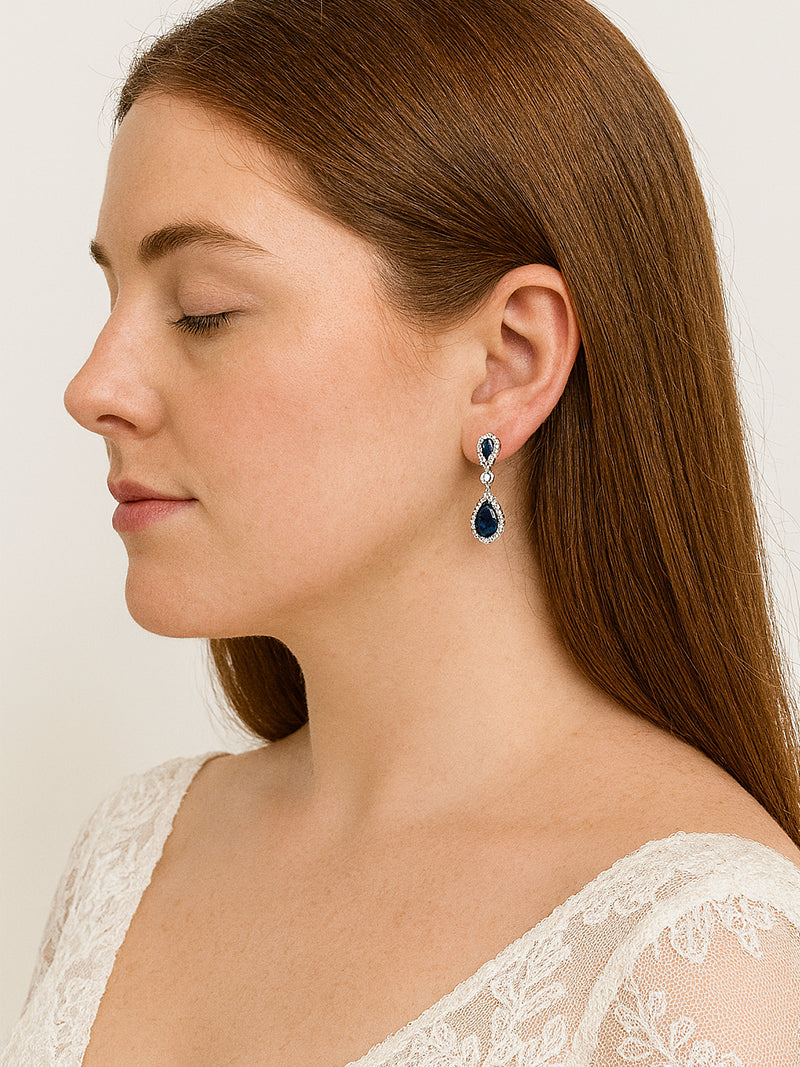 Pendientes de novia azules con piedras brillantes