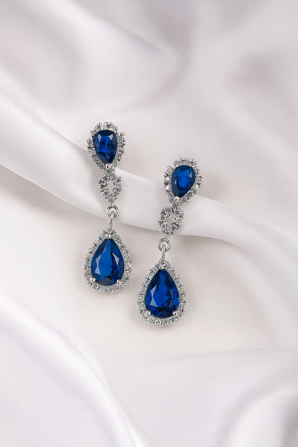 Pendientes de novia azules con piedras brillantes