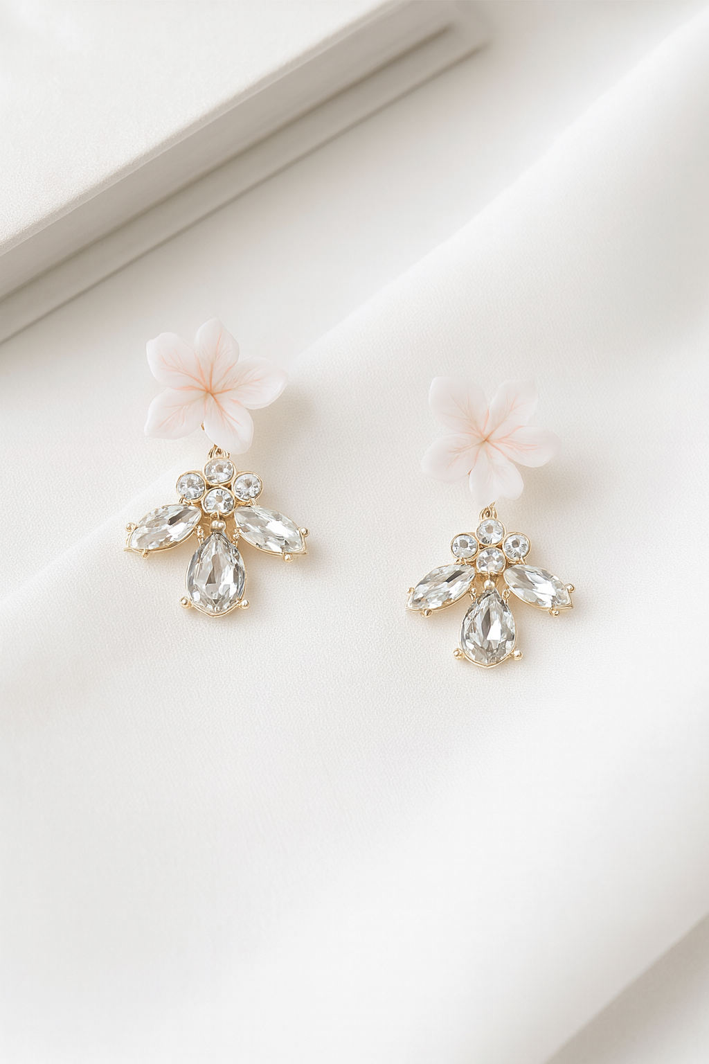 Pendientes de novia dorado con flor y cristales