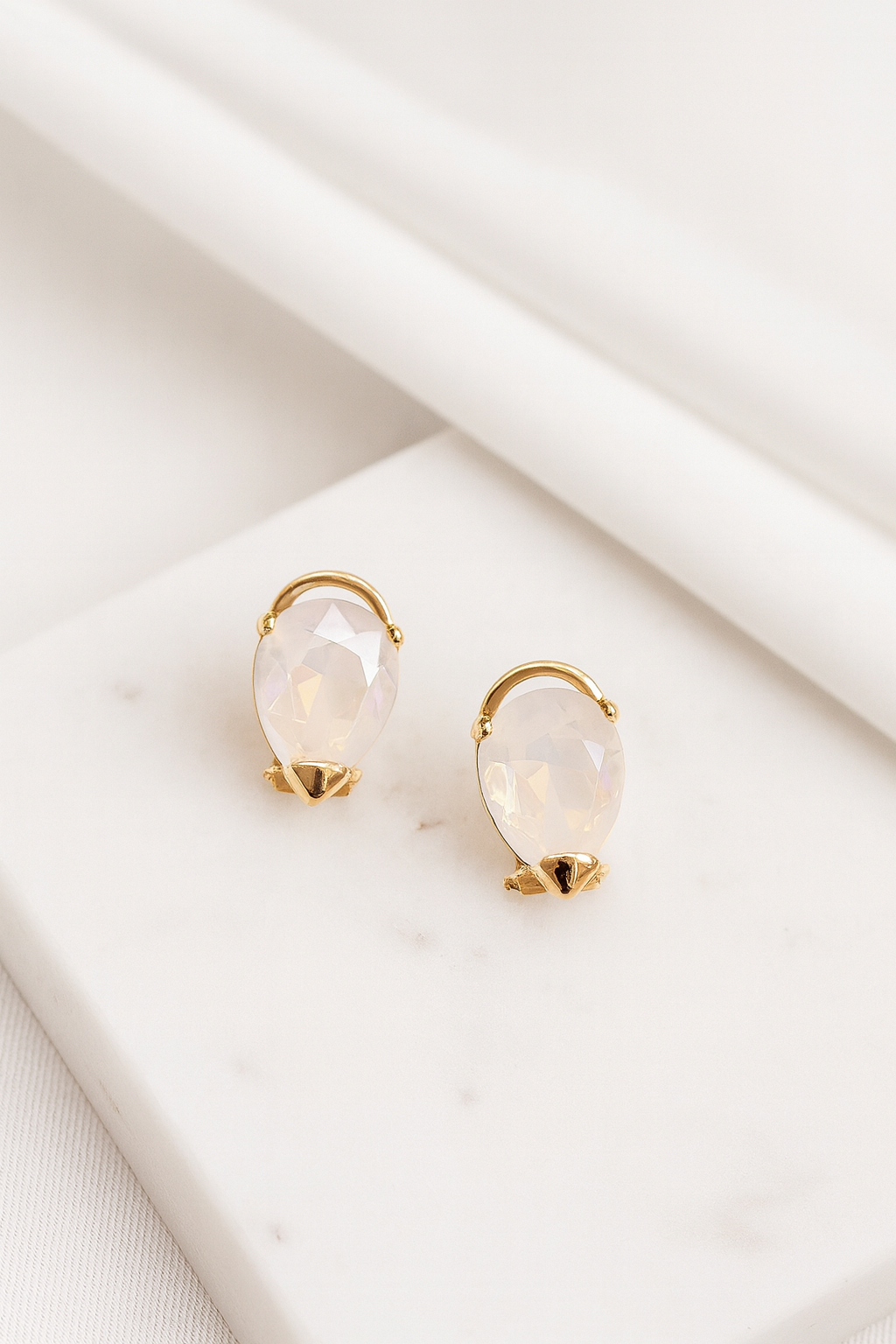 Pendientes de novia dorados con piedra tornasolada