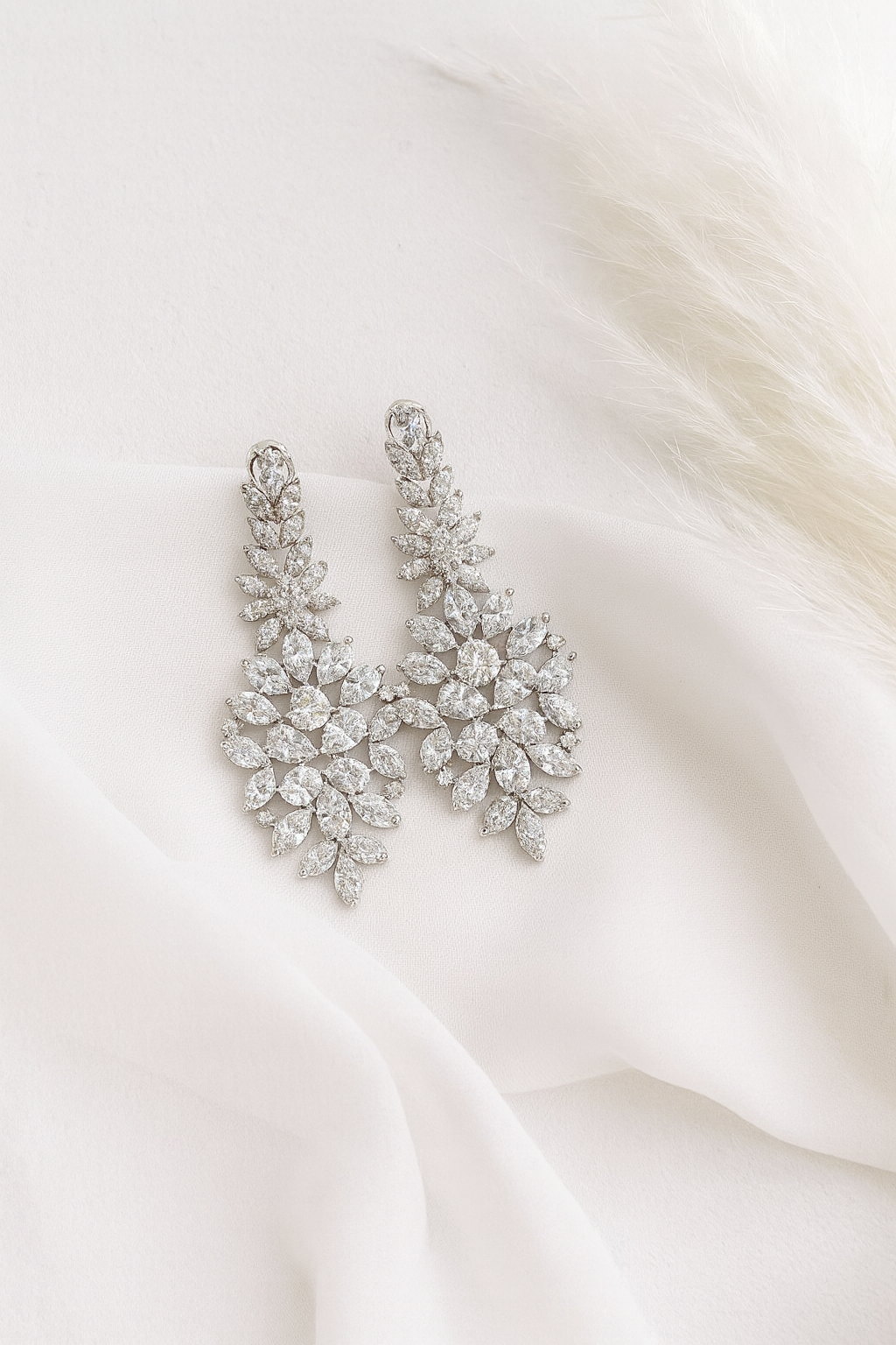 Pendientes de novia largos con diseño floral