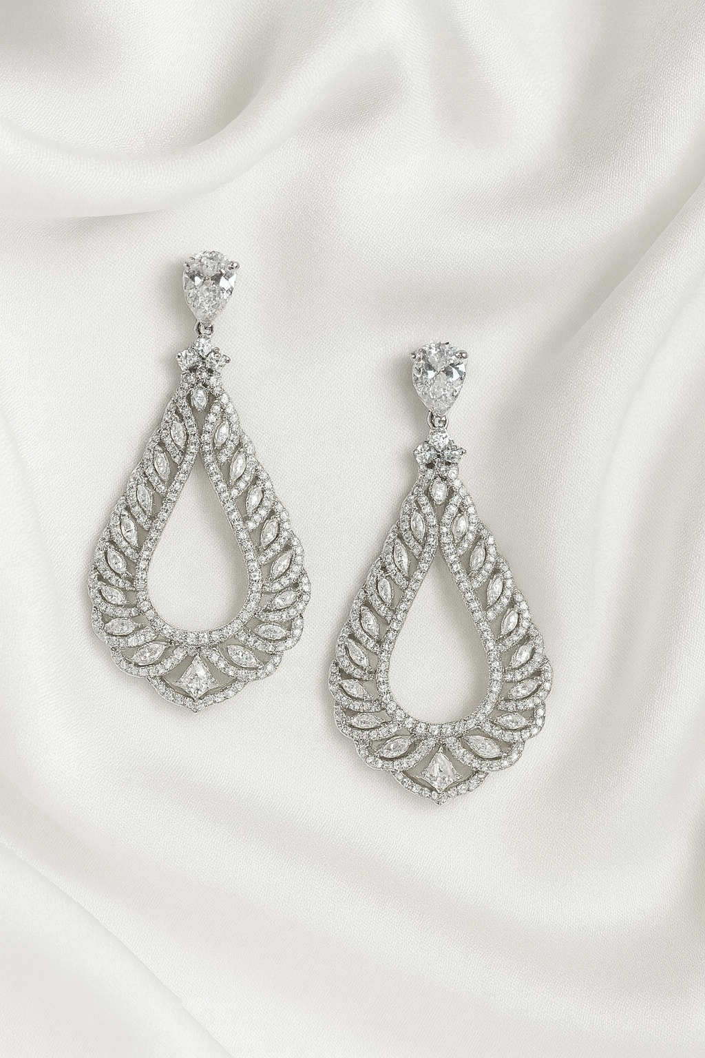 Pendientes de novia largos en lágrima calada