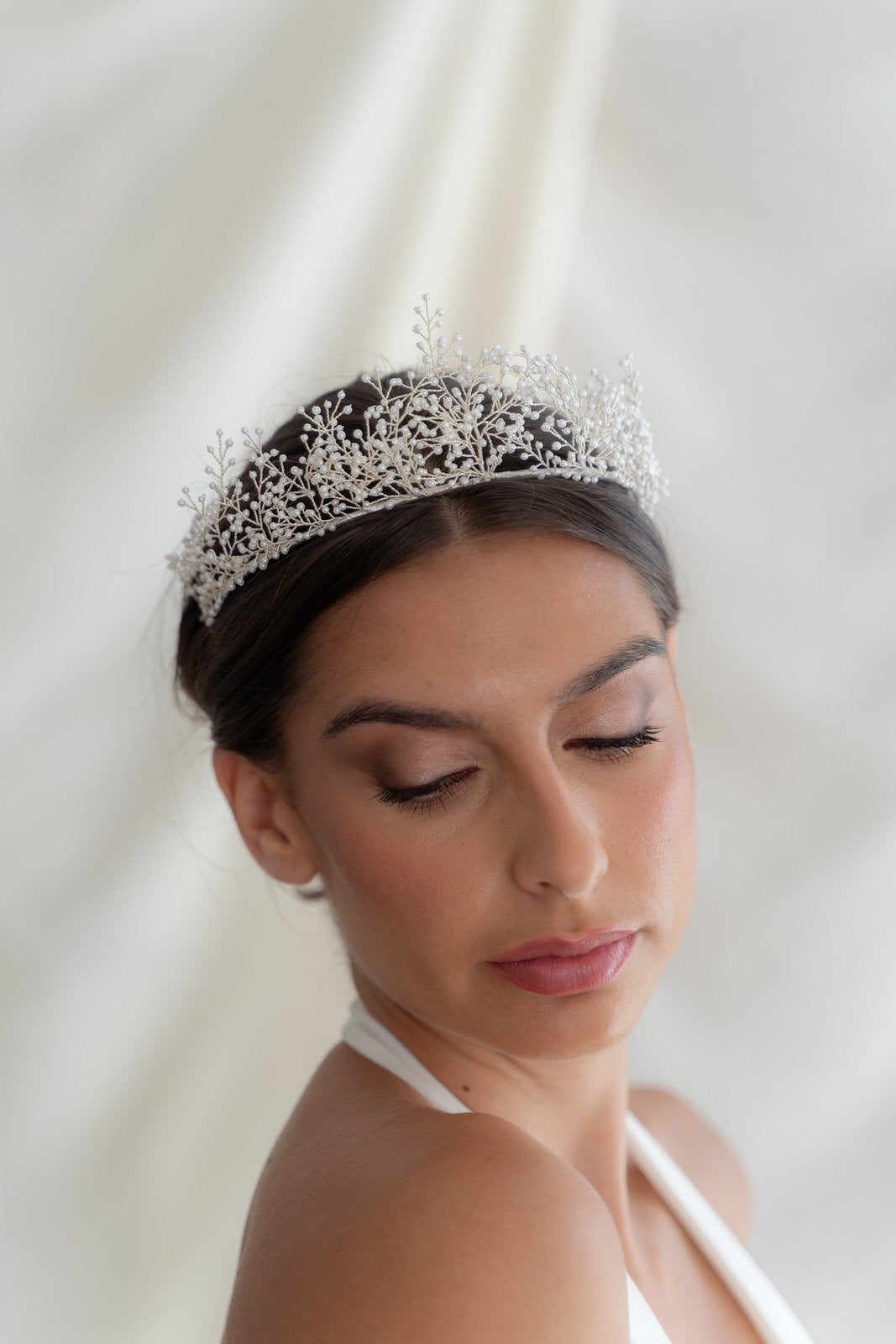 Tiara de novia floral con perlas