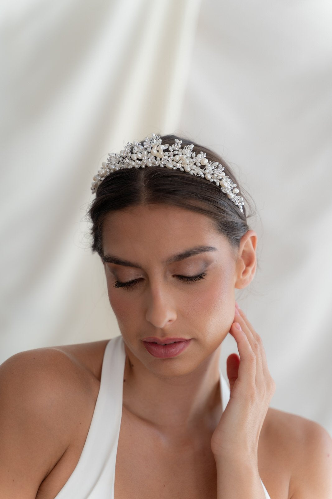 Tiara de novia con perlas y cristales