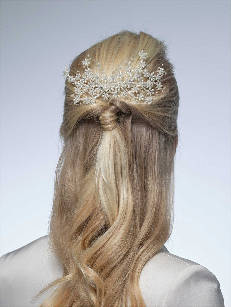 Tocado de novia floral con perlas