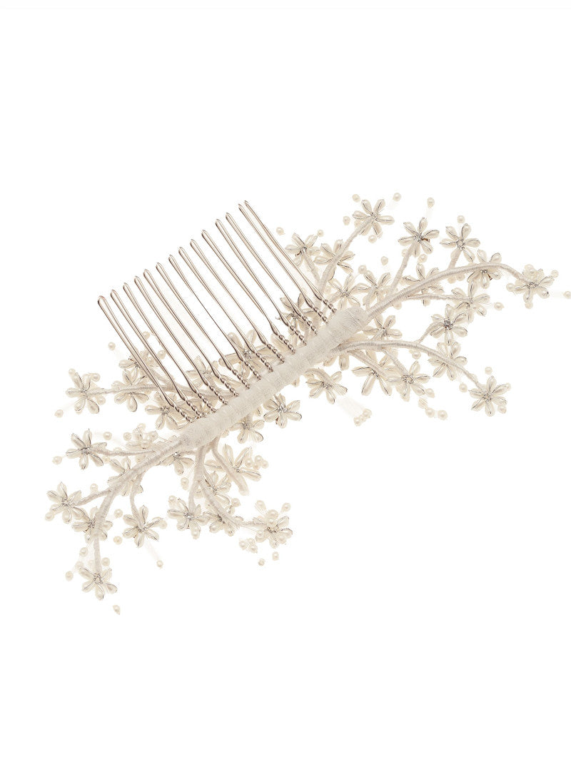 Tocado de novia floral con perlas