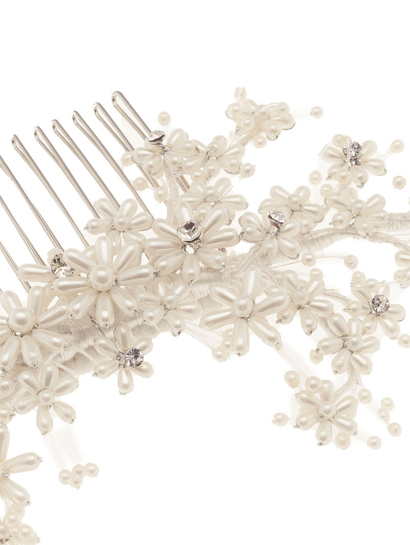 Tocado de novia floral con perlas