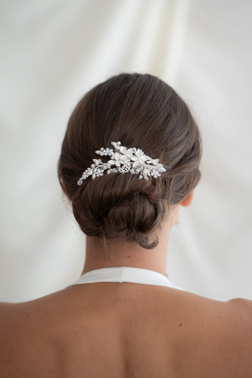 Tocado de novia floral con cristales