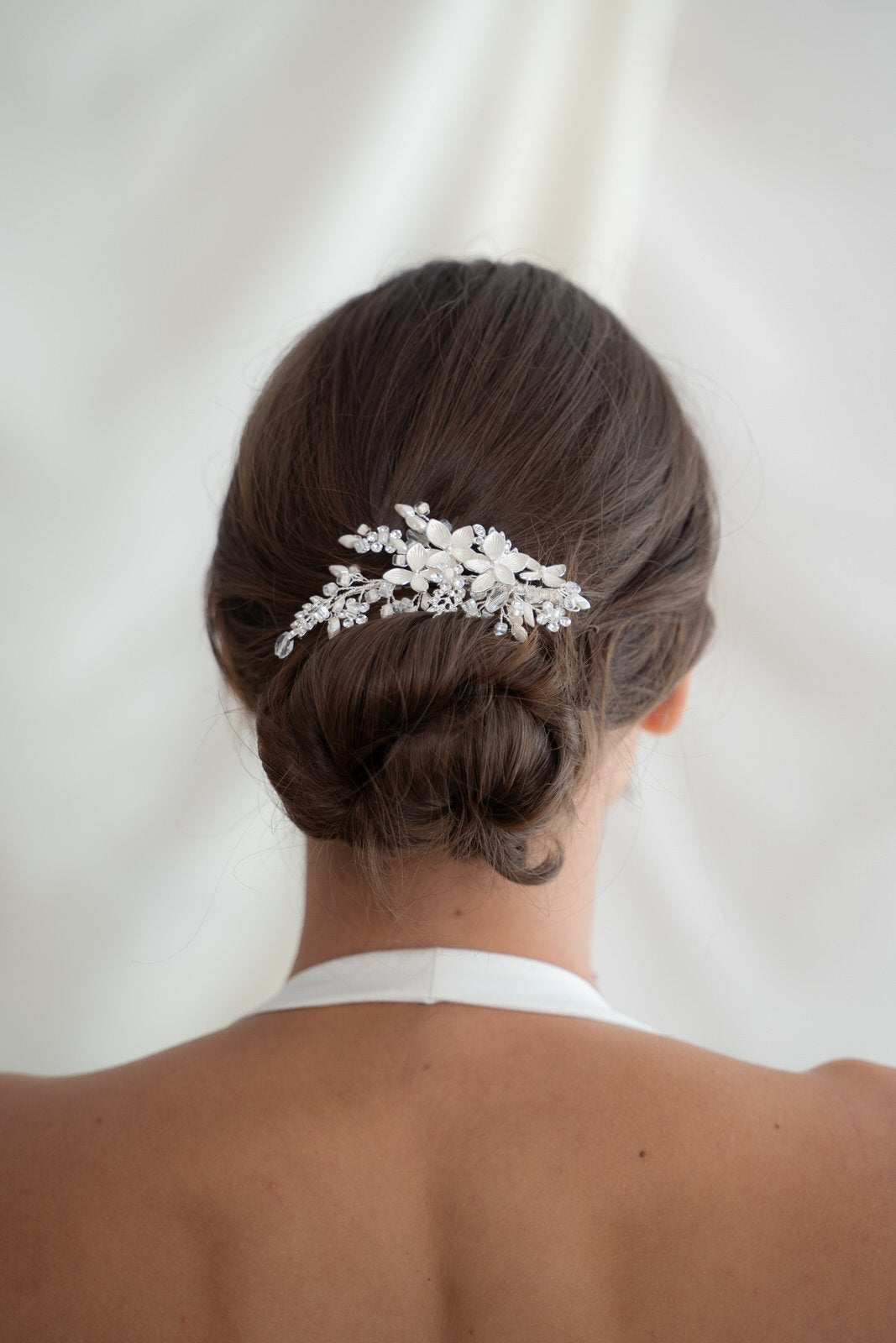 Tocado de novia floral con cristales