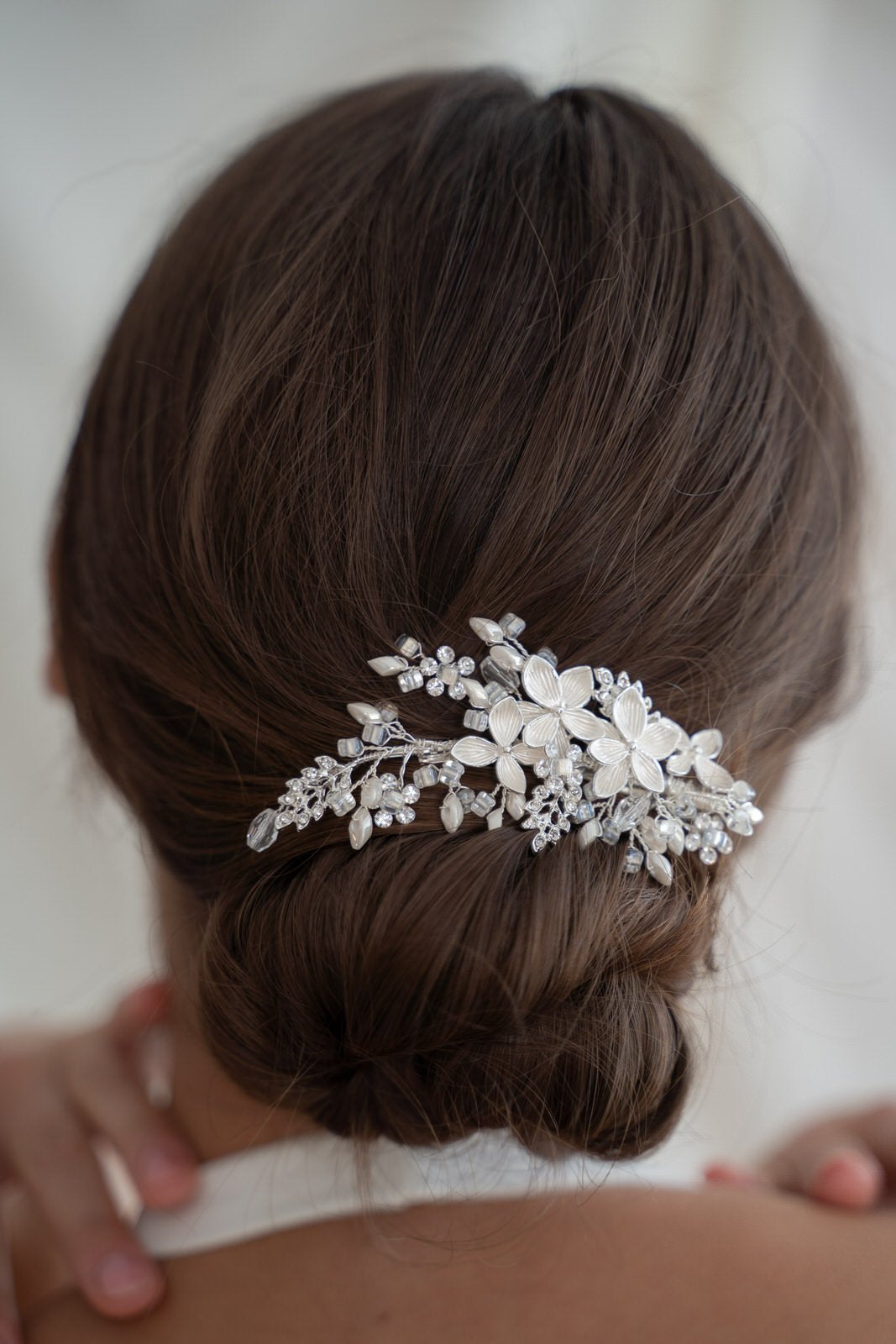 Tocado de novia floral con cristales