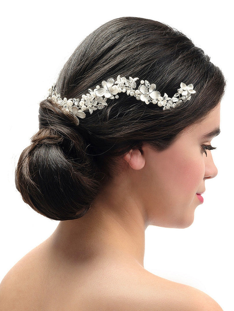 Tocado de novia floral con perlas