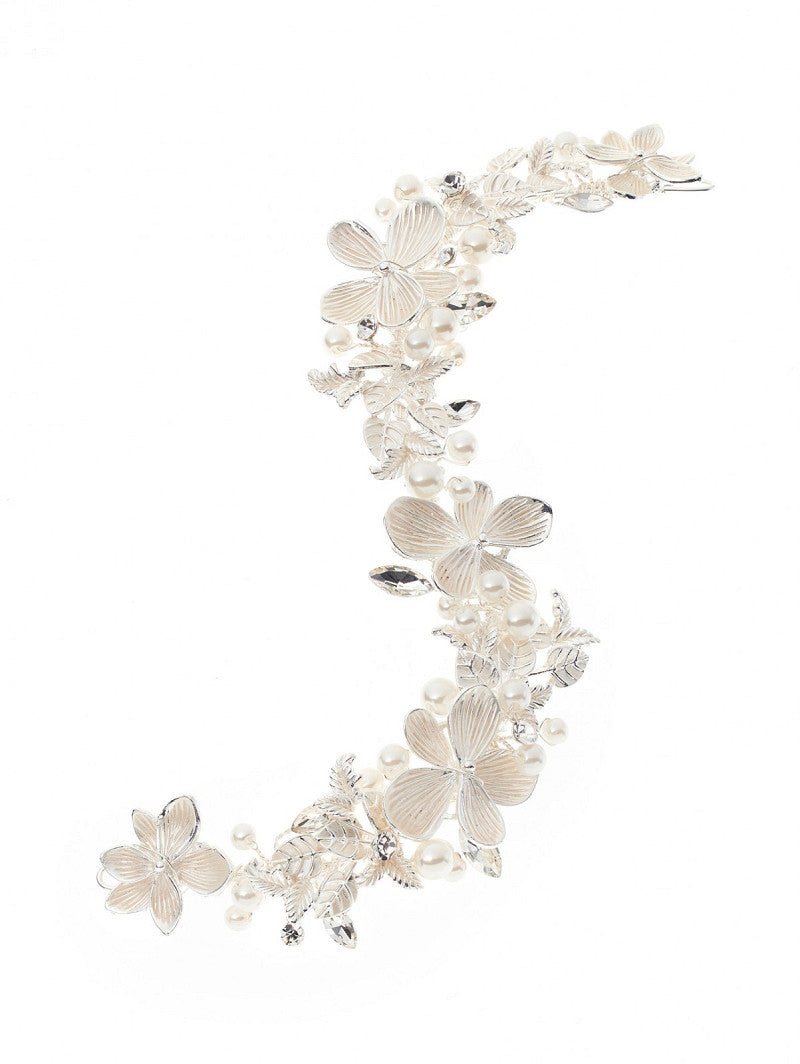 Tocado de novia floral con perlas