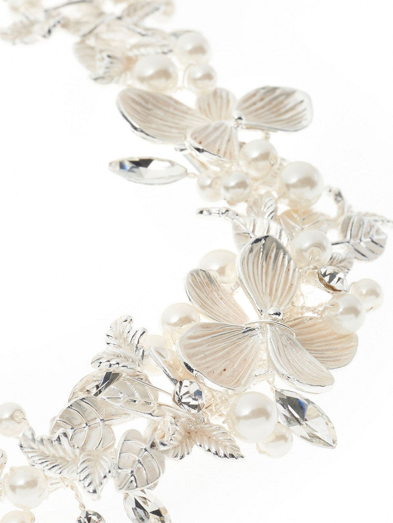 Tocado de novia floral con perlas