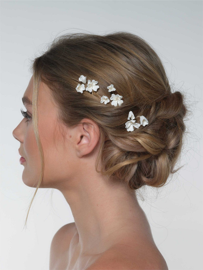 Tocado de novia con flores en porcelana