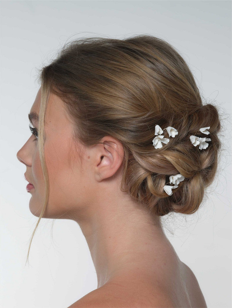 Tocado de novia con flores en porcelana