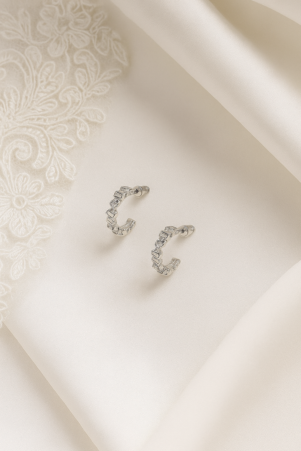 Pendientes medio aro plata con cristales
